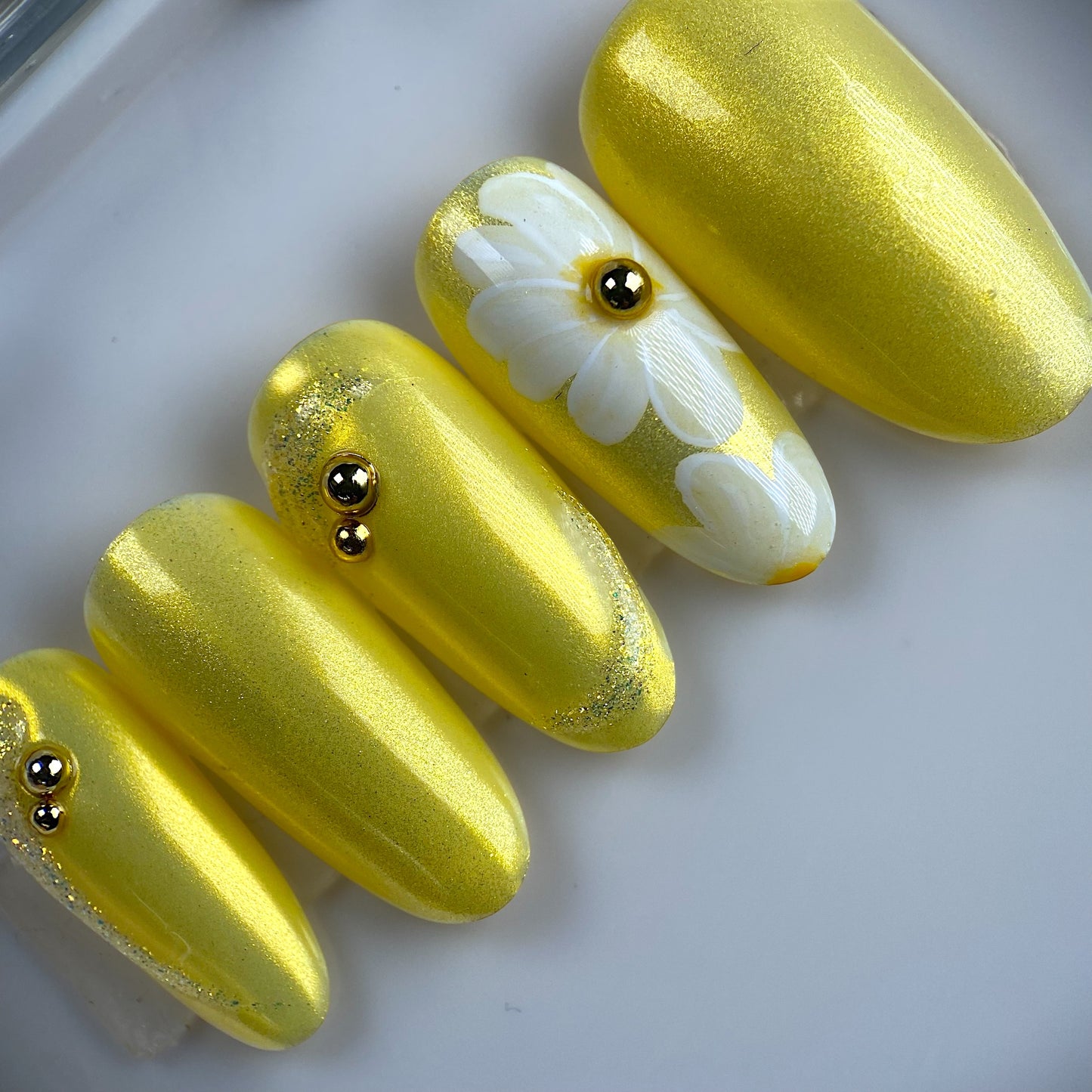 Press-on nails « GOLDEN DAISY »