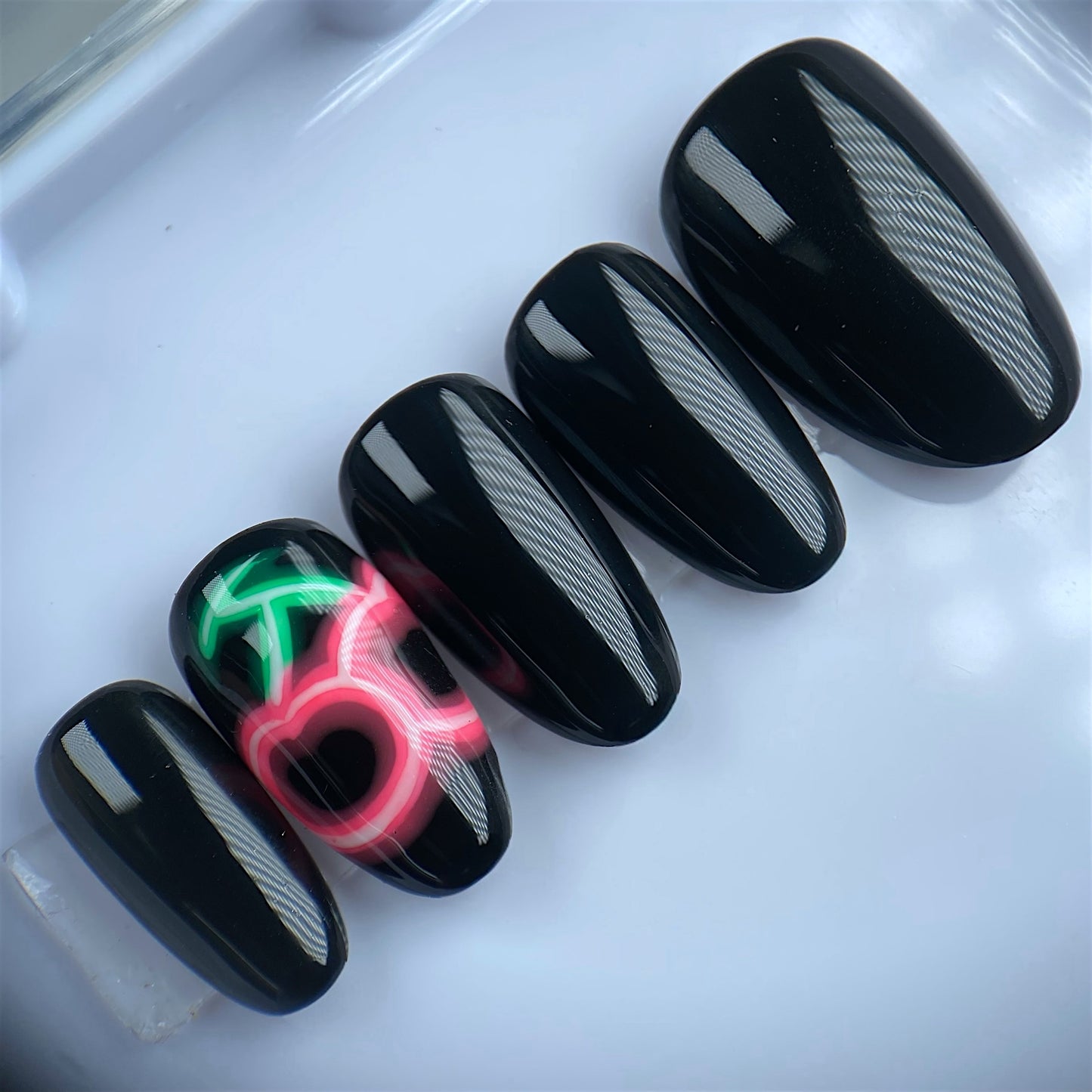 Press-on nails « NEON CHERRY »