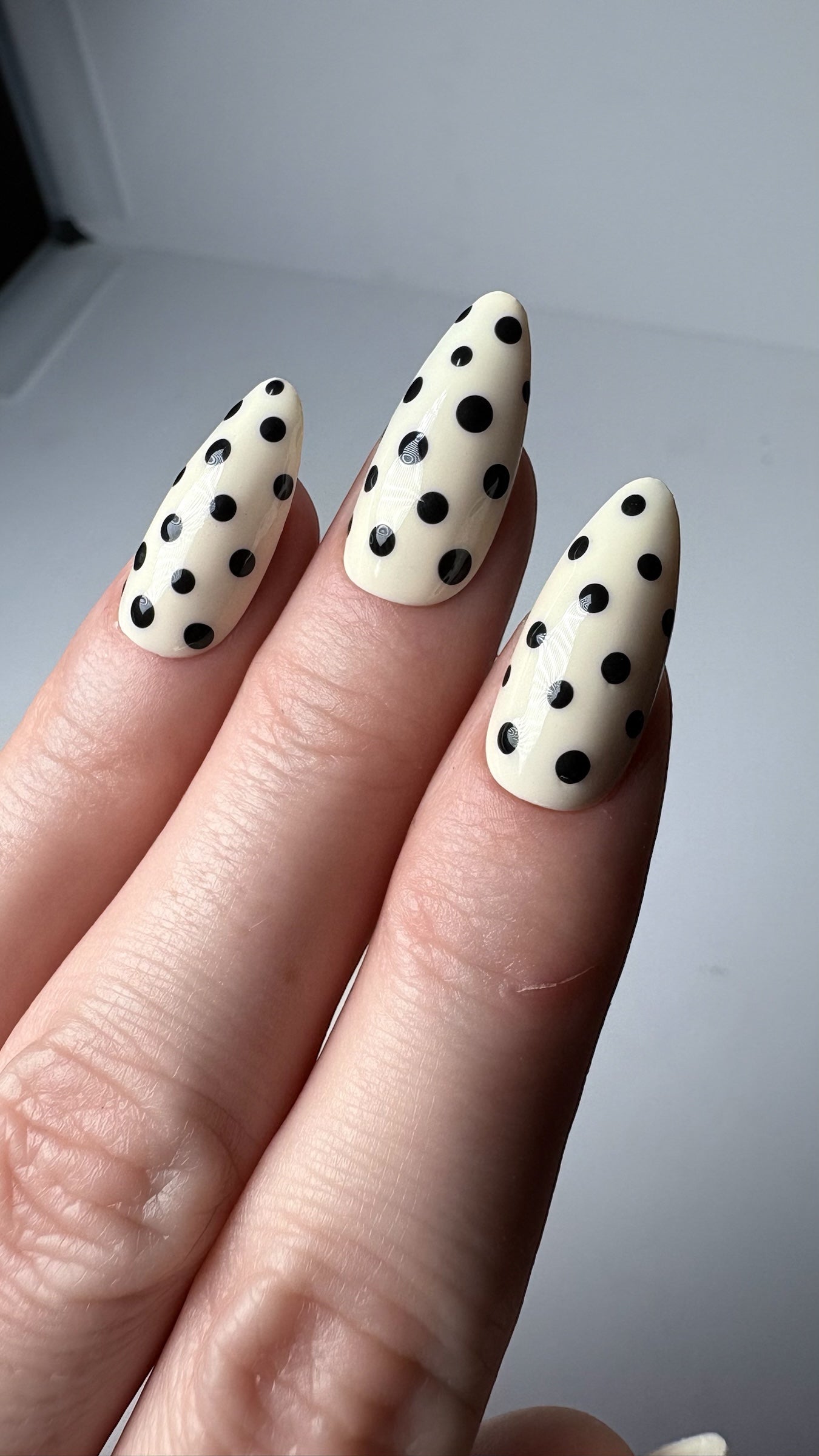 Press-on nails « CUTE DOTS » (couleur au choix)