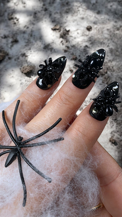 Press-on nails « ARACHNOPHOBIA »